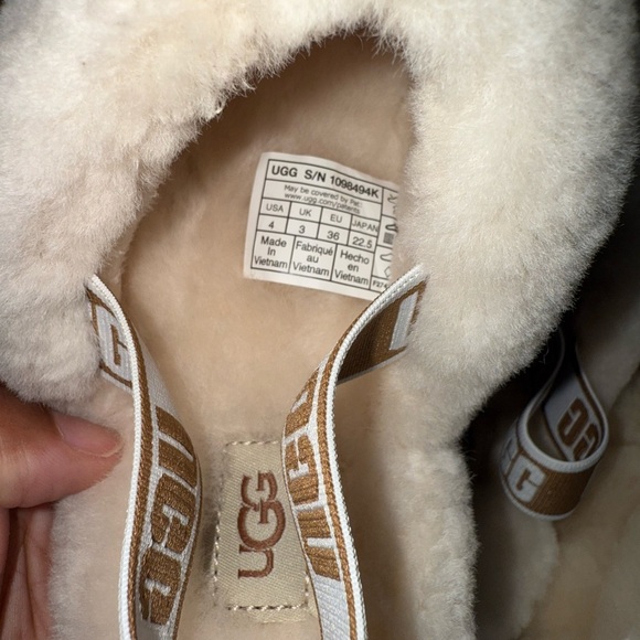 UGG youth fluff yeah Cream color sandal new no box - Picture 2 of 3